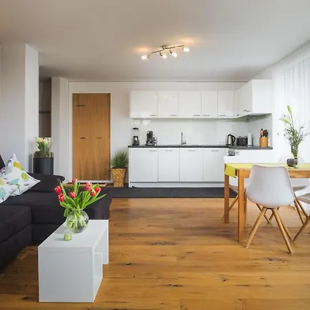 2 In Sandra Hörbranz